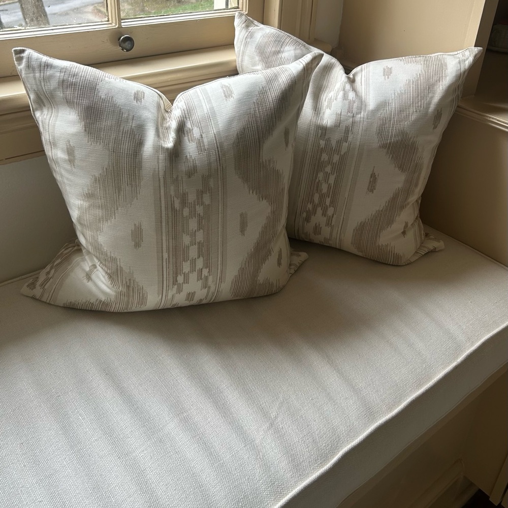 LIKE NEW Quadrille Bali Hai pair of pillow covers beige, 18x18